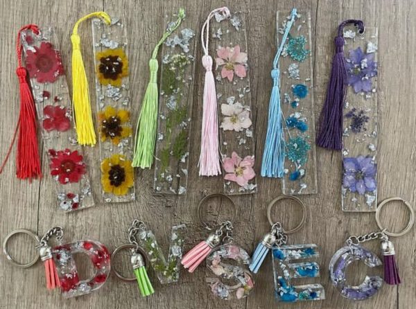 Segnalibro in resina con fiore essiccato - immagine 3